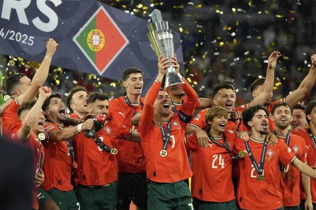 رونالدو قائد البرتغال يرفع كأس البطولة عاليا (أ.ب)