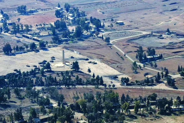 
صورة جوية تظهِر موقعاً عسكرياً استهدفته ضربات إسرائيلية فبراير الماضي في بلدة الكسوة جنوب دمشق (أ.ف.ب)