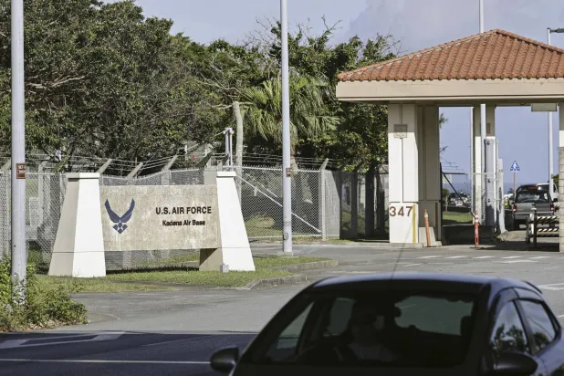 بوابة في قاعدة كادينا الجوية الأميركية في أوكيناوا باليابان (أ.ب)