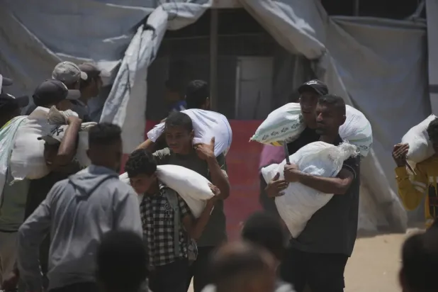 Gazze'de yeni tahliye emirleri çıkaran İsrail, Refah'ta yardım dağıtımı sırasında 8 kişiyi öldürdü