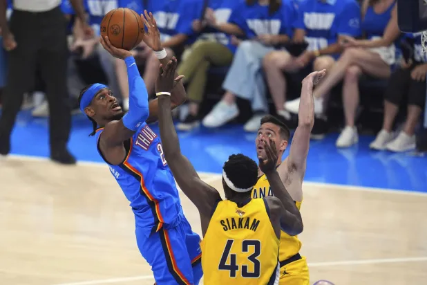 ردَّ أوكلاهوما سيتي ثاندر بقسوة على إنديانا بايسرز وأدرك التعادل 1 - 1 (أ.ب)