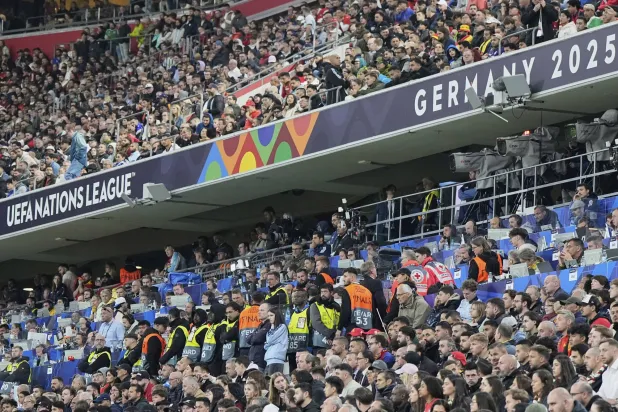 قضى مشجع بعد سقوطه من المدرجات في دوري الأمم الأوروبية لكرة القدم بين البرتغال وإسبانيا (أ.ب)