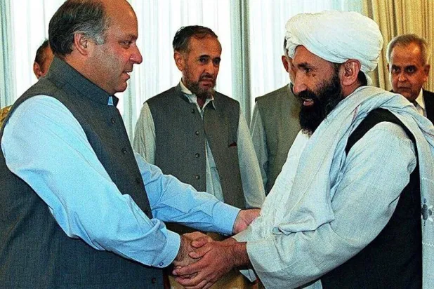 صورة أرشيفية لرئيس الوزراء الباكستاني نواز شريف يستقبل وزير الخارجية الأفغاني الملا محمد حسن أخوند (يمين) في إسلام آباد (أ.ف.ب)