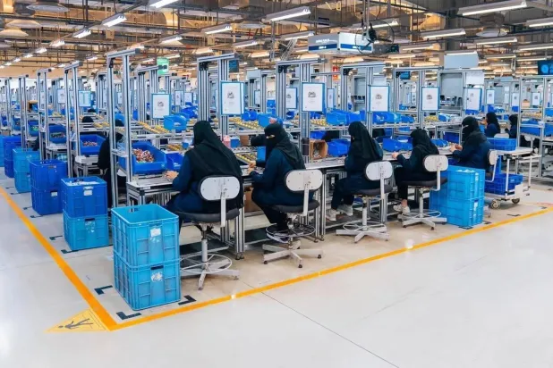 
پرسنل زن در یکی از کارخانه های سعودی (الشرق الاوسط)