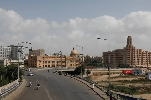 منظر جزئي لحركة المرور أمام مبنى هيئة ميناء كراتشي (أرشيفية - رويترز)