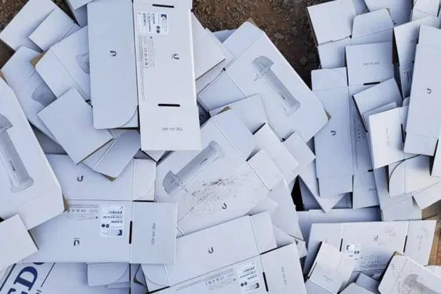 معدات اتصال إنترنت فضائي صادرها الحوثيون عبر حملات دهم بصنعاء (إعلام حوثي)

