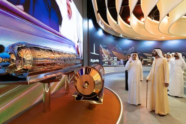 الشيخ محمد بن راشد خلال حفل وضع حجر الأساس للخط الأزرق لمترو دبي (الشرق الأوسط)