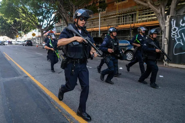 عناصر إنفاذ القانون أثناء احتجاجات في مدينة لوس أنجليس بولاية كاليفورنيا الأميركية يوم 8 يونيو 2025 (أ.ف.ب)