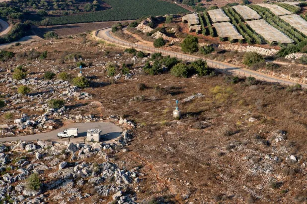 صورة جوية لدورية من «اليونيفيل» في بلدة ميس الجبل بجنوب لبنان (صور الأمم المتحدة)
