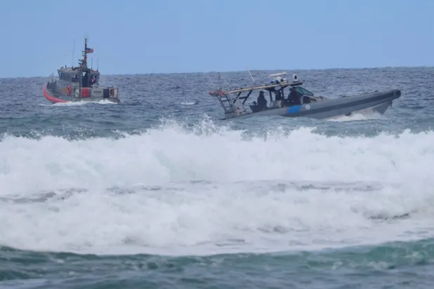 قوارب بحث قبالة شاطئ توري باينز ستيت في سان دييغو بولاية كاليفورنيا الأميركية يوم 5 مايو 2025 (رويترز)
