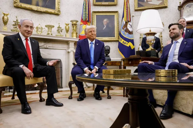 نتنياهو وترمب ونائب الرئيس الأميركي جي دي فانس خلال اجتماع في المكتب البيضاوي فبراير الماضي (غيتي)