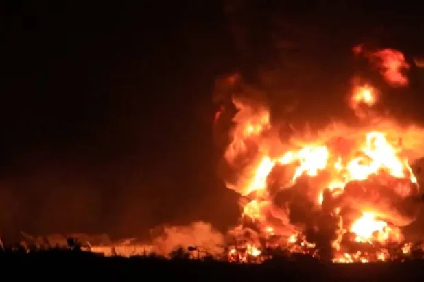 صورة أرشيفية تظهر تصاعد الدخان جراء اندلاع حريق في مصنع للأسمنت في اليمن بعد أن أعلن الجيش الإسرائيلي تنفيذ غارات جوية على ميناء الحديدة اليمني والمناطق المحيطة به (رويترز)
