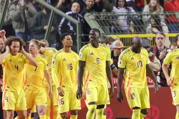 كيفن دي بروين ولاعبي بلجيكا بعد الفوز على ويلز (إ.ب.أ)