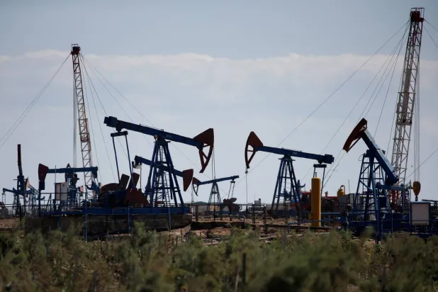 مضخات الرفع تضخ النفط في حقل نفط على شواطئ بحر قزوين بباكو عاصمة أذربيجان (رويترز)