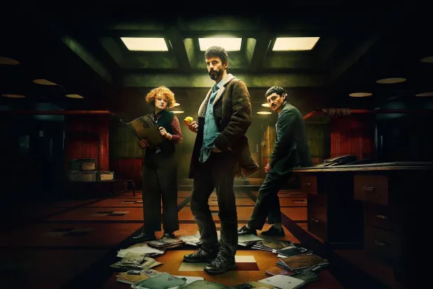 الممثل الإنجليزي ماثيو غود بشخصية المحقق كارل إلى جانب فريقه الصغير (نتفليكس)