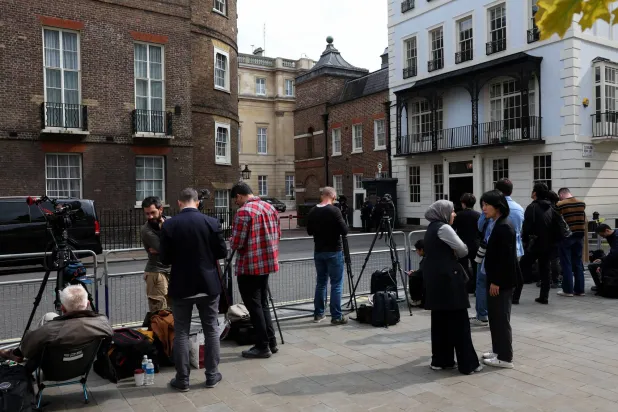 وسائل الإعلام تنتظر خارج مبنى لانكستر هاوس حيث تُعقد المحادثات الأميركية - الصينية (رويترز) 
