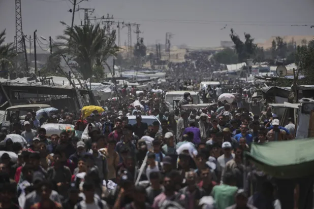 فلسطينيون يحملون أكياساً تحتوي على مساعدات غذائية قدّمتها «مؤسسة غزة الإنسانية» المدعومة من الولايات المتحدة في رفح (أ.ب)