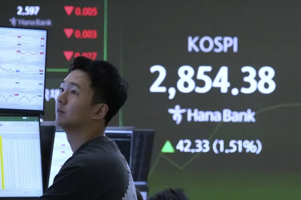 متداول يراقب مؤشر «كوسبي» في غرفة تداول العملات ببنك «كيب هانا» في سيول (أ.ب)