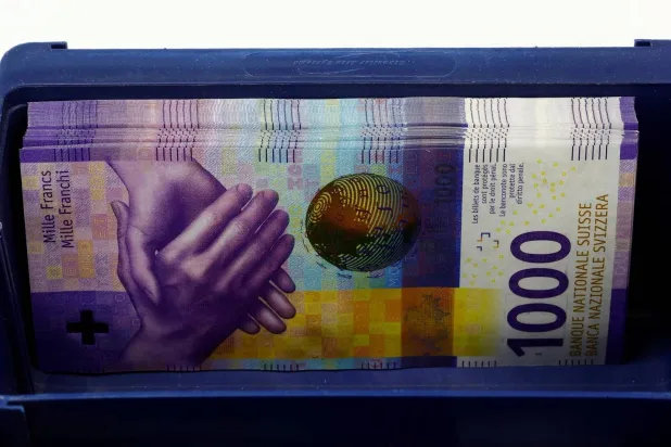 أوراق نقدية بقيمة 1000 فرنك سويسري بصندوق في أحد البنوك في زيوريخ (رويترز)