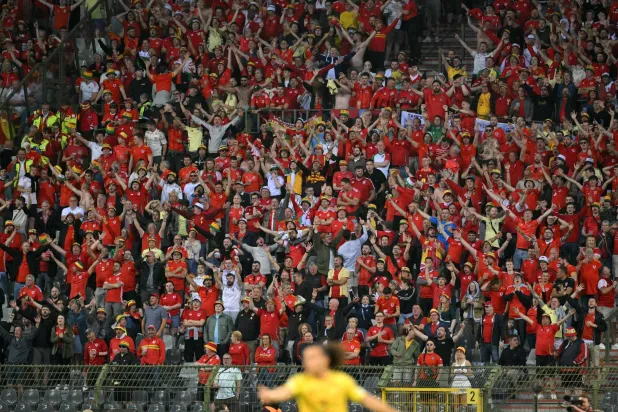 نقل أحد مشجعي منتخب ويلز للمستشفى أمس (الاثنين) بعد سقوطه من المدرجات (أ.ف.ب)