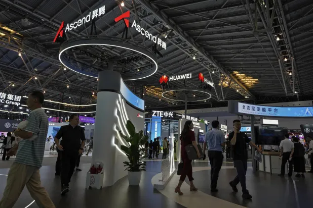 زوار لجناح شركة «هواوي» الصينية في معرض الذكاء الاصطناعي بمدينة شنغهاي العام الماضي (أ.ب) 