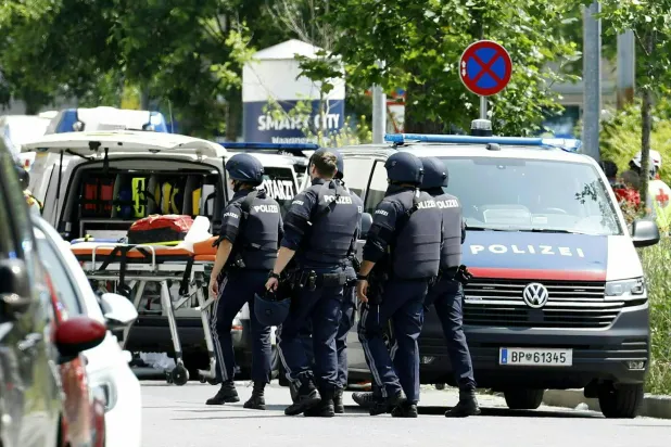 رجال شرطة في شارع قريب من مدرسة حيث أفادت التقارير بمقتل عدد من الأشخاص في حادث إطلاق نار (أ.ف.ب)