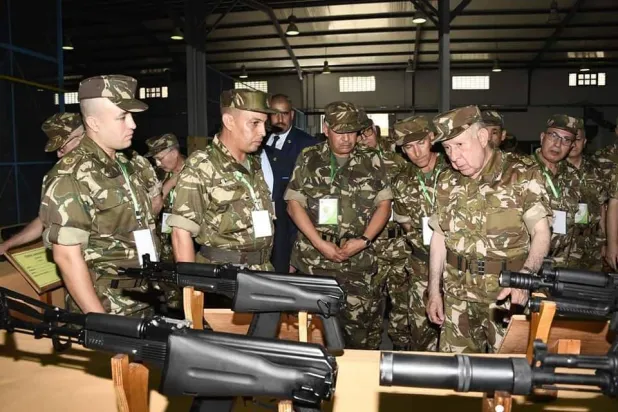 قائد الجيش الجزائري يتفقد عمل مؤسسة صيانة الأسلحة (وزارة الدفاع الجزائرية)