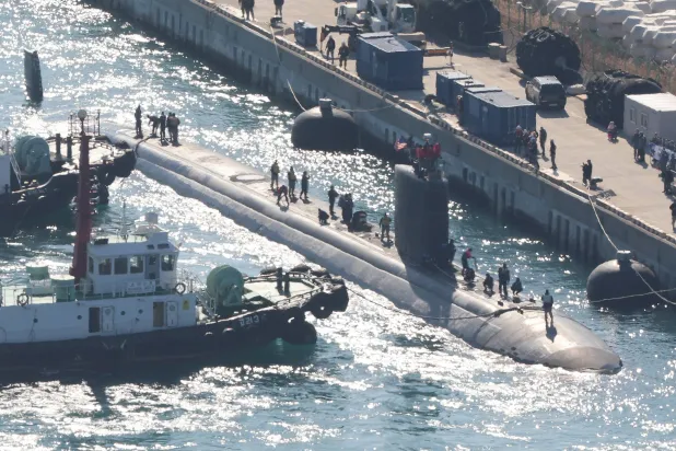 الغواصة «يو إس إس ألكساندريا» التابعة للبحرية الأميركية خلال رسوها في كوريا الجنوبية لإعادة التموّن (د.ب.أ)