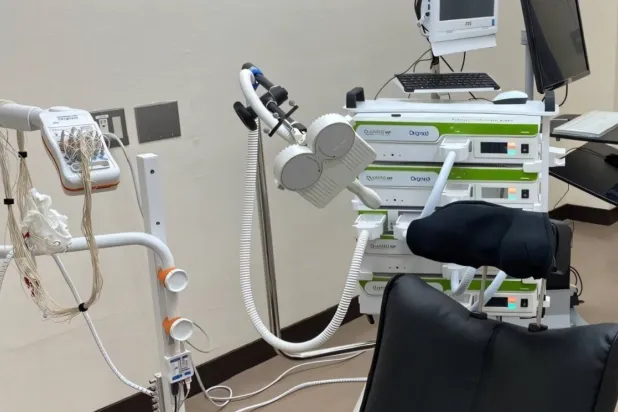 العلاج الجديد يعتمد على تقنية التحفيز المغناطيسي عبر الجمجمة (جامعة طوكيو)