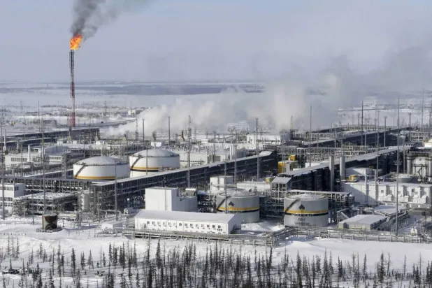 مصفاة نفط بجانب صهاريج تخزين في حقل نفط روسي (رويترز)