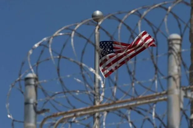 الأسلاك الشائكة حول معسكر خليج غوانتانامو (أ.ب)