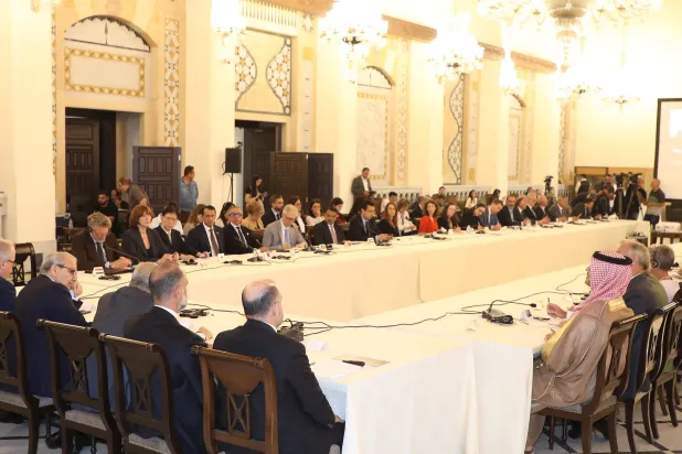 جانب من «الطاولة المستديرة» بشأن «مشروع الدعم الطارئ للبنان»... (رئاسة الحكومة)