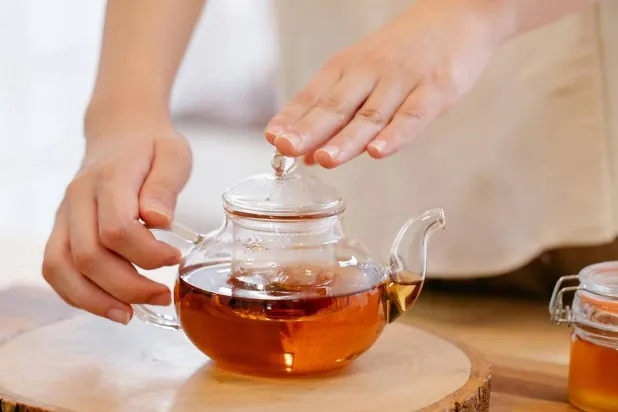 يزيد شرب شاي الكومبوتشا في أوقات محددة من اليوم من فوائده المحتملة (غيتي)