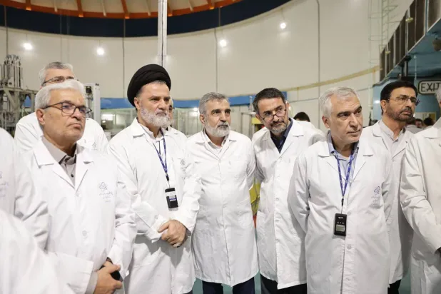 المتحدث باسم المنظمة الإيرانية للطاقة الذرية يتوسط نواباً إيرانيين خلال زيارتهم إلى منشأة طهران للأبحاث النووية الاثنين (البرلمان الإيراني)