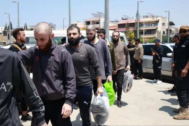 قيادة الأمن الداخلي في محافظة اللاذقية بالتنسيق مع لجنة السلم الأهلي أطلقت سراح عشرات الموقوفين لديها ممّن ألقي القبض عليهم خلال معارك التحرير ولم يثبت تورّطهم بالدماء (الداخلية السورية)