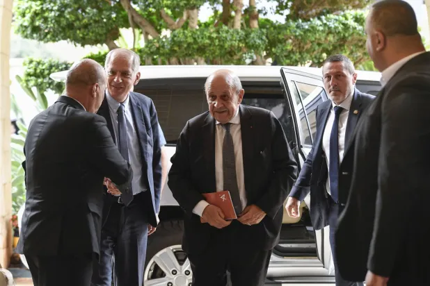 الموفد الرئاسي الفرنسي إلى لبنان جان إيف لودريان يصل للقاء رئيس البرلمان اللبناني نبيه بري في بيروت (إ.ب.أ)