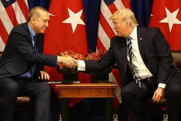 الرئيسان الأميركي دونالد ترمب والتركي رجب طيب إردوغان خلال لقائهما في البيت الأبيض في الولاية الأولى (الرئاسة التركية)