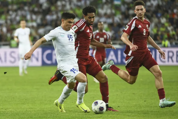أوزبكستان هزمت قطر بثلاثية في تصفيات كأس العالم 2026 (أ.ب)