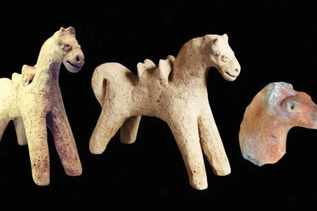 حصان صلصالي من مقبرة الحجر، يقابله رأس حصان مشابه من قلعة البحرين