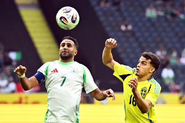 السويد هزمت الجزائر وديّاً في سولنا (رويترز)
