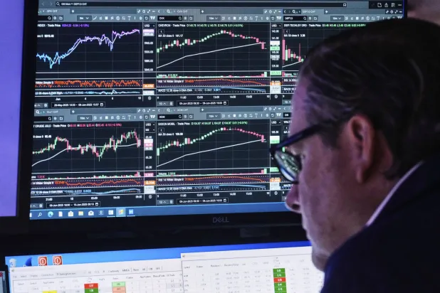 أحد موظفي بورصة نيويورك يتابع الشاشات خلال ساعات العمل يوم الثلاثاء (أ.ب)