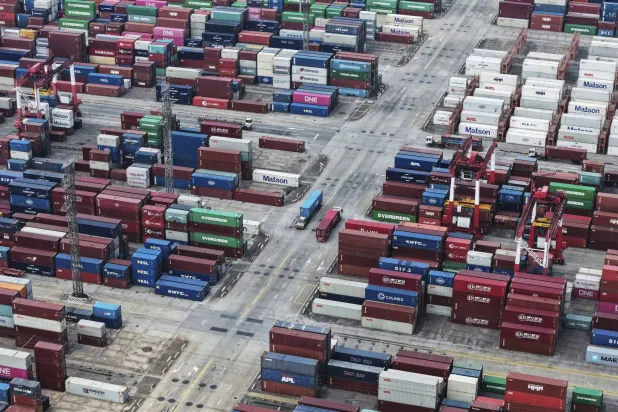 بضائع صينية معدَّة للتصدير في ميناء شنغهاي (أ.ب)