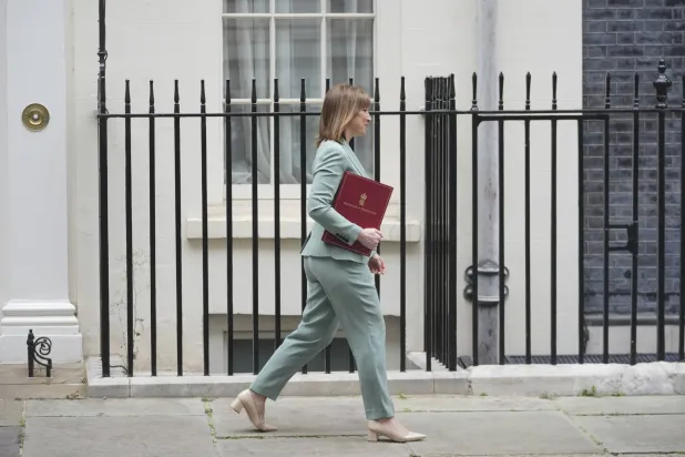 ريفز تغادر داونينغ ستريت للإعلان عن مراجعة الإنفاق الحكومي في البرلمان (أ.ب)