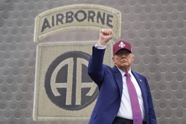 ترمب يلوّح بيده بعد خطاب في فورت براغ بكارولاينا الشمالية (أ.ب)