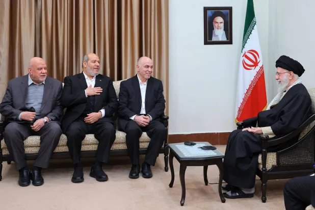 المرشد الإيراني علي خامنئي خلال استقباله وفداً قيادياً من «حماس» في إيران فبراير الماضي (موقع خامنئي - أ.ف.ب)