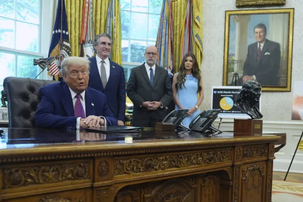 ترمب يتحدث إلى وسائل الإعلام في المكتب البيضاوي بالبيت الأبيض الثلاثاء (أ.ب)