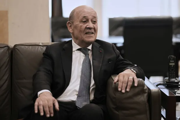 المبعوث الرئاسي الفرنسي جان إيف لودريان خلال زيارته إلى بيروت (أ.ب)