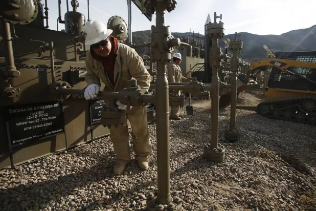 منصة بئر غاز طبيعي مملوكة في كولورادو الأميركية (رويترز)