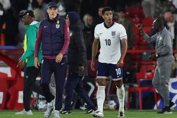 مدرب المنتخب الإنجليزي توماس توخيل ولاعبه جود بلينغهام بعد الهزيمة من السنغال (رويترز)