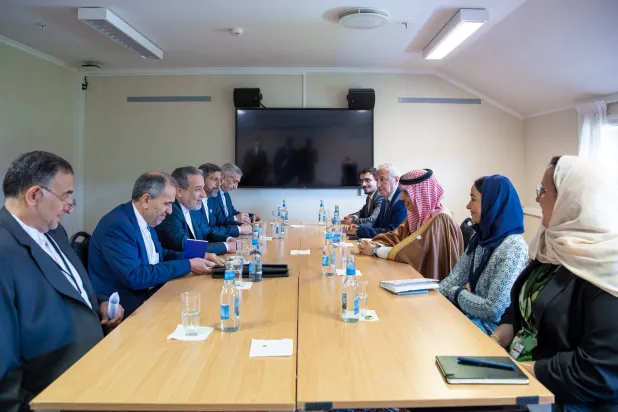 الأمير فيصل بن فرحان لدى لقائه الوزير عباس عراقجي على هامش «منتدى أوسلو» الأربعاء (الخارجية السعودية)